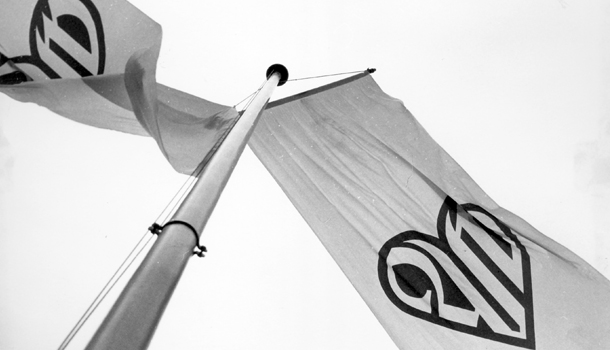 Geschichte - Historisches Foto einer Fahne mit altem AWO Logo 