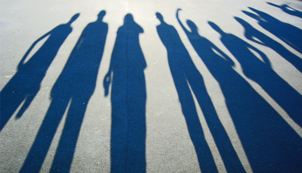 Netzwerk - Schatten einer Gruppe von Menschen stellt ein Netzwerk dar