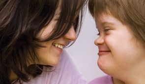 Ehrenamt - Das Bild zeigt eine ehrenamtliche Betreuerin und ein Mädchen mit Behinderung
